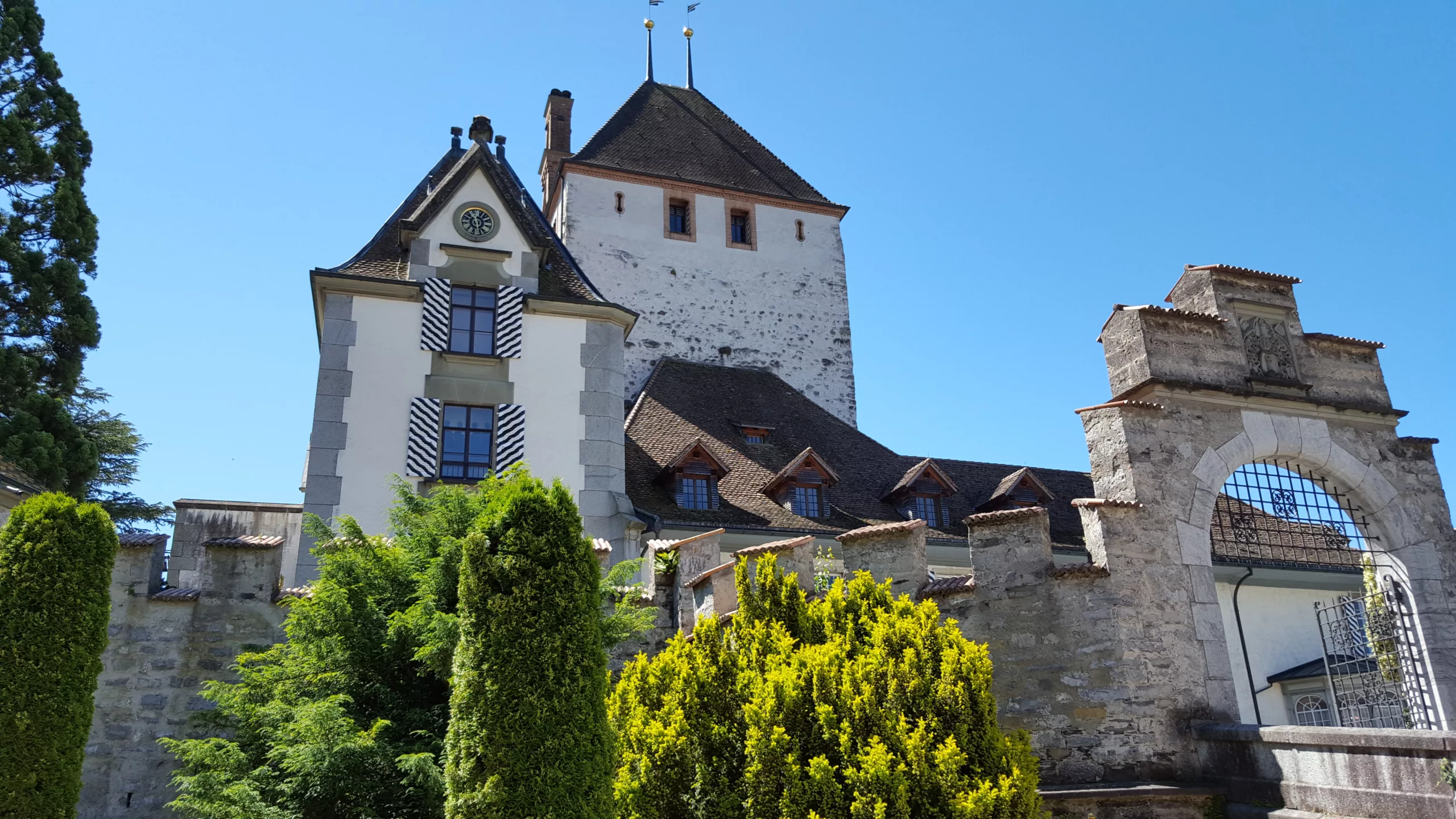 View of the inner court of Oberhofen Castle